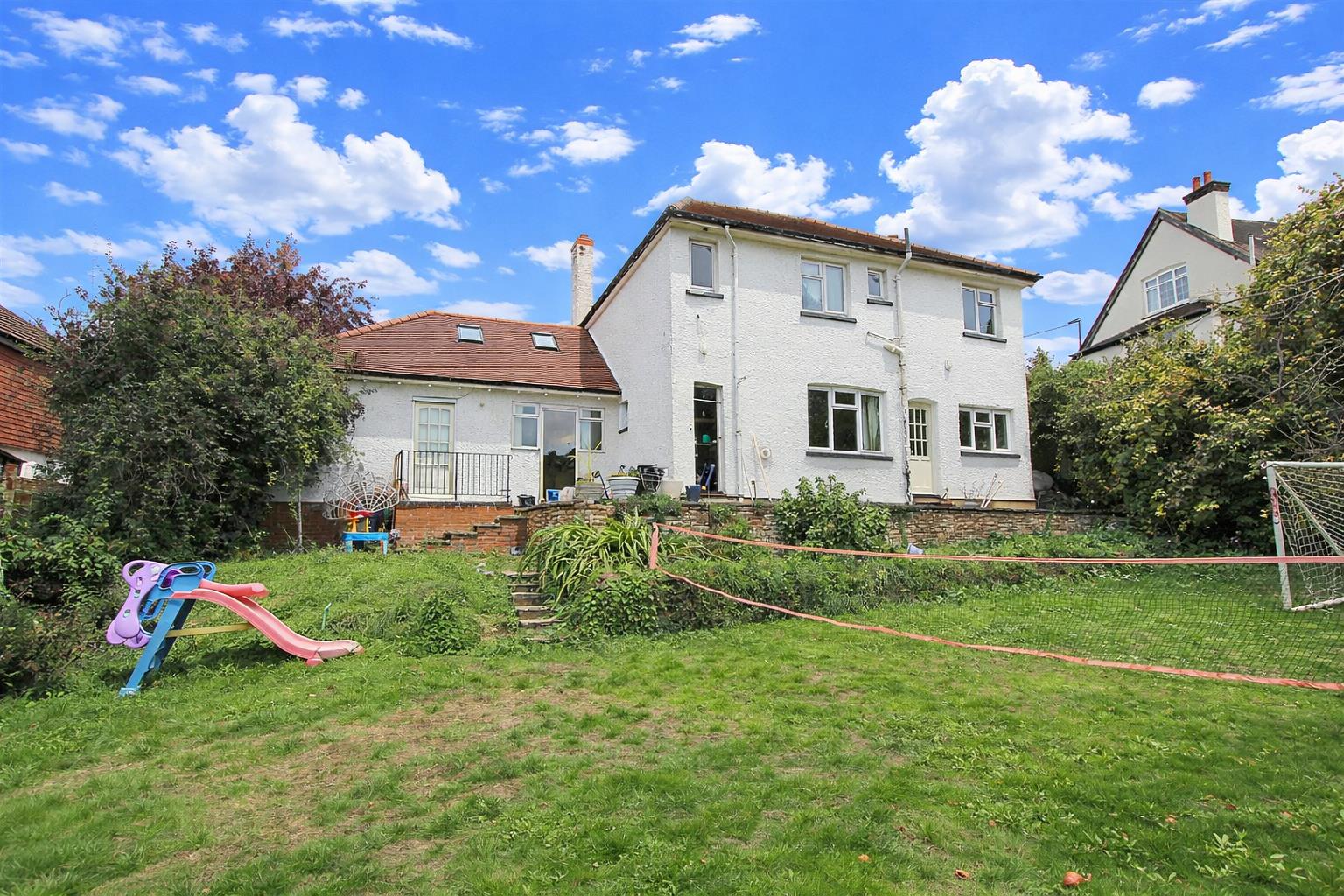 4 bed property in Woodcote Grove Road, Coulsdon